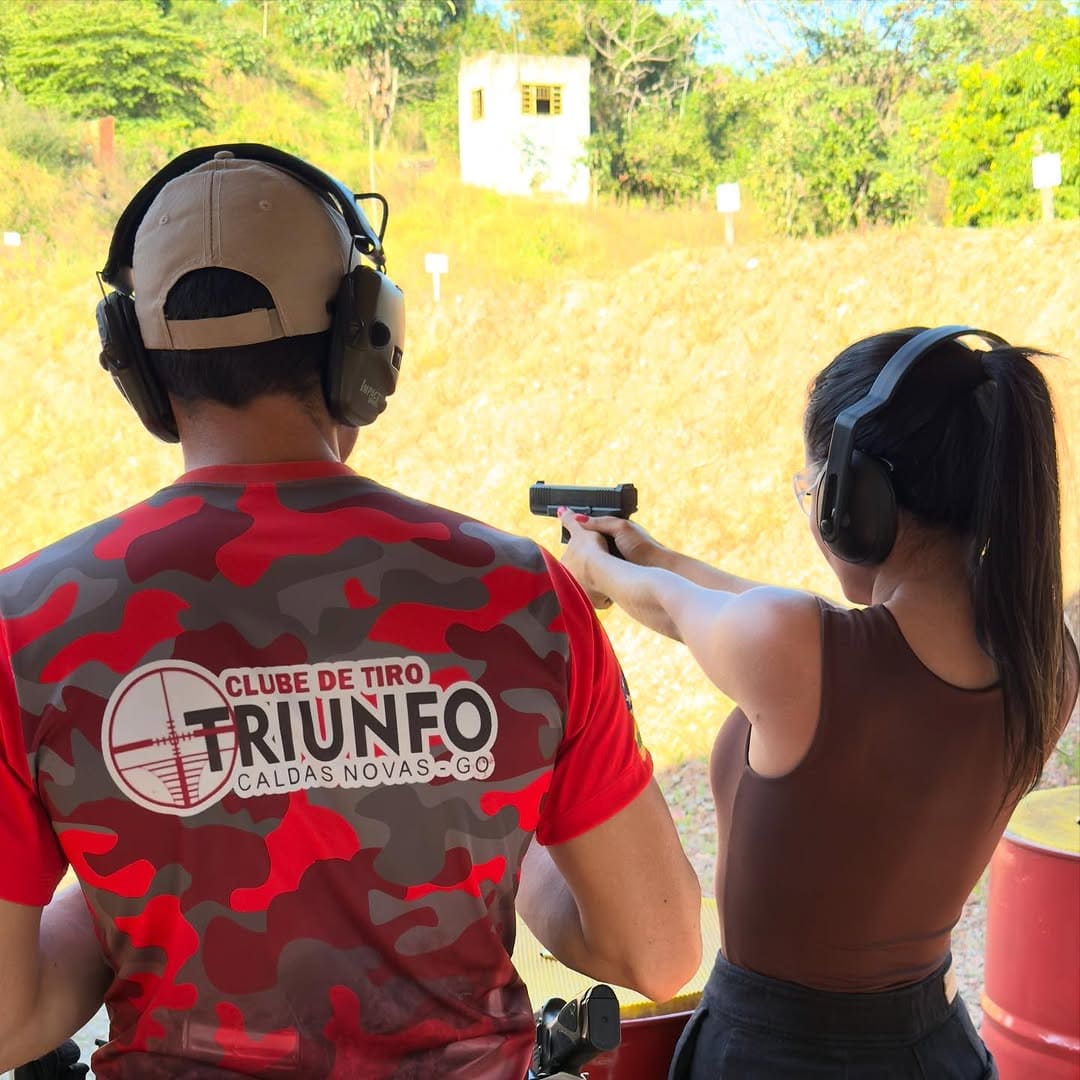 Atleta treinando no estande do Clube de Tiro Triunfo